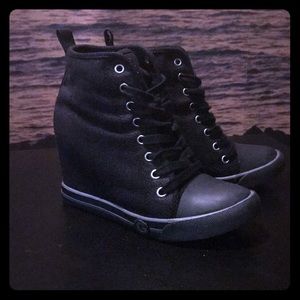 Guess size 8 1/2 wedges with about 4”wedge height